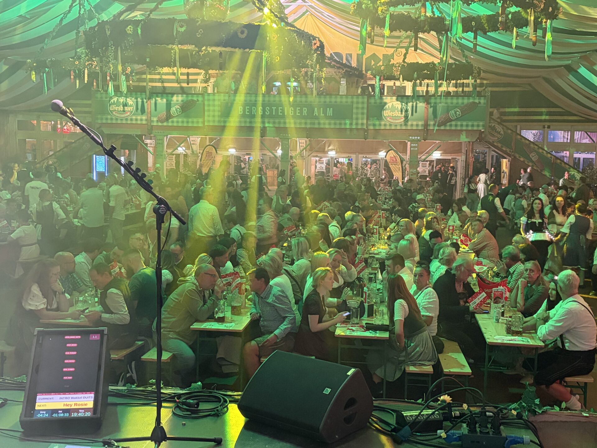 Mega-Stimmung auf der Bezirks-Wiesn (Bild: Steiner).