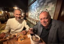 Das erste Martinigansl: Es hält, was es verspricht Martin Glaser und Tom Healy beim Gansl-Essen im Nigls (Bild: Steiner).