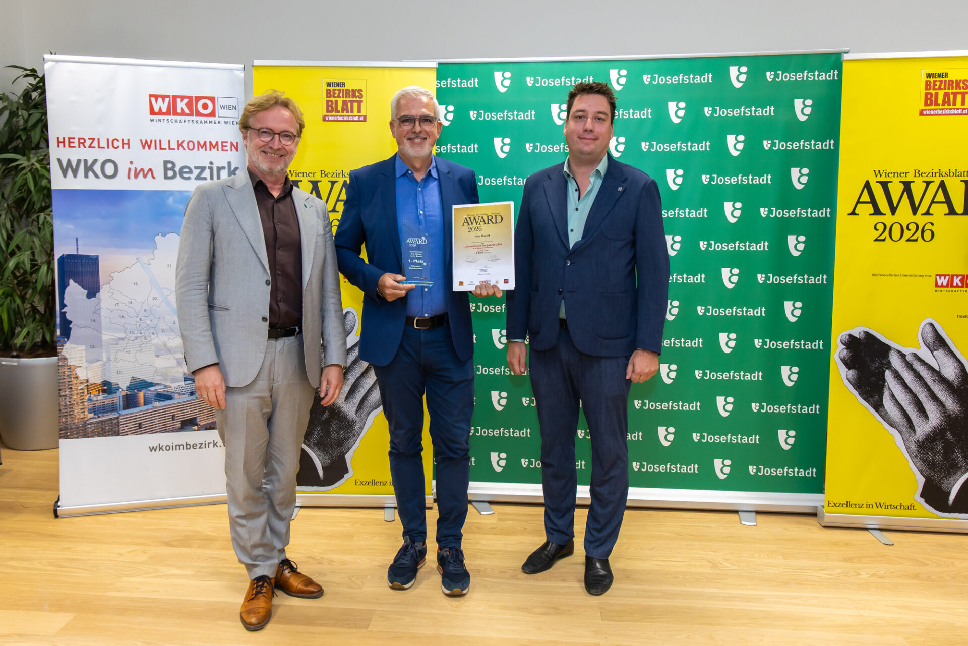 Steve Reuscher (Foto Bayerl) mit BV Fabisch und Georg Senft (WKW, r., Bild: Oblak).