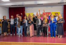 Business-Awards: Das sind die Gewinner in Meidling So sehen Sieger aus: Die Award Gewinner aus Meidling. BV Wilfried Zankl (m.) gratulierte herzlich © Sandra Oblak