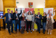 Viel Jubel & beste Stimmung bei den Hernals-Awards Jubel, Trubel, Heiterkeit bei der Verleihung der Hernals-Awards im Festsaal der Bezirksvorstehung: Die Hände in die Höhe ... (Bild: Oblak).