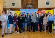 Business-Awards: Das sind die Gewinner in Liesing So sehen Sieger aus: Die Award Gewinner aus Liesing. BV Gerald Bischof (m.) gratulierte herzlich © Sandra Oblak
