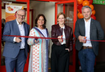 Hier werden in Innerfavoriten aus Nachbarn Freunde Gerhard Blöschl (Bezirksvorsteher Stellvertreter), Claudia Huemer (wohnpartner), Elke Hanel-Torsch (Wohnbaustadträtin) und Johannes Pritz (Vizedirektor Wiener Wohnen) (v.l.) © Stadt Wien/Martin Votava