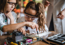 „Mädchen feiern Technik“ begeistert Schülerinnen für MINT-Berufe Mädchen feiern Technik