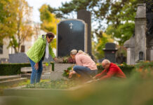 Allerheiligen-Märkte bei 21 Friedhöfen eröffnen Friedhof