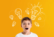 Online-Tool unterstützt Familien bei der Schulkarriere der Kinder Surprised boy with creative lightbulb sketches symbolizing ideas