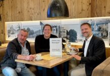 An diesem Tisch sitzt niemand lange allein Wirt Walter Reuter, Patrick Gasselich und Markus Fiala (v.l.) plaudern bereits © ÖVP Liesing