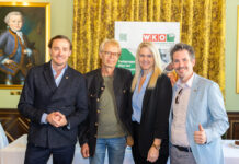Wien schenkt aus: Tausende Bücher gratis zum Kaffee! (v. l. n. r.) Gerstner-General-Manager Stephan Ottmar Oefner, Dr. Helmut Schneider, Marie-Louise Prinz und Mag. Dr. Thomas Peschta beim Auftakt der Buchwochen im Kaffeehaus