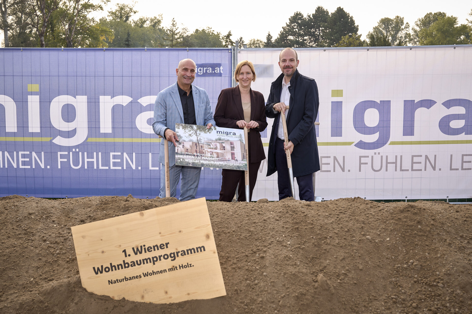 Wohnbaustadträtin Elke Hanel-Torsch mit Alfred Petritz (l.) und Smajo Pasalic (MIGRA). © Stadt Wien/Markus Wache